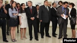 Выставка под названием «Свобода печати, право на получение информации» в Союзе художников Армении, Ереван, 3 мая 2012 г.
