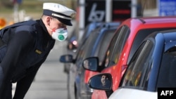 Policijska kontrola na granici između Austrije i Njemačke u martu 2020.
