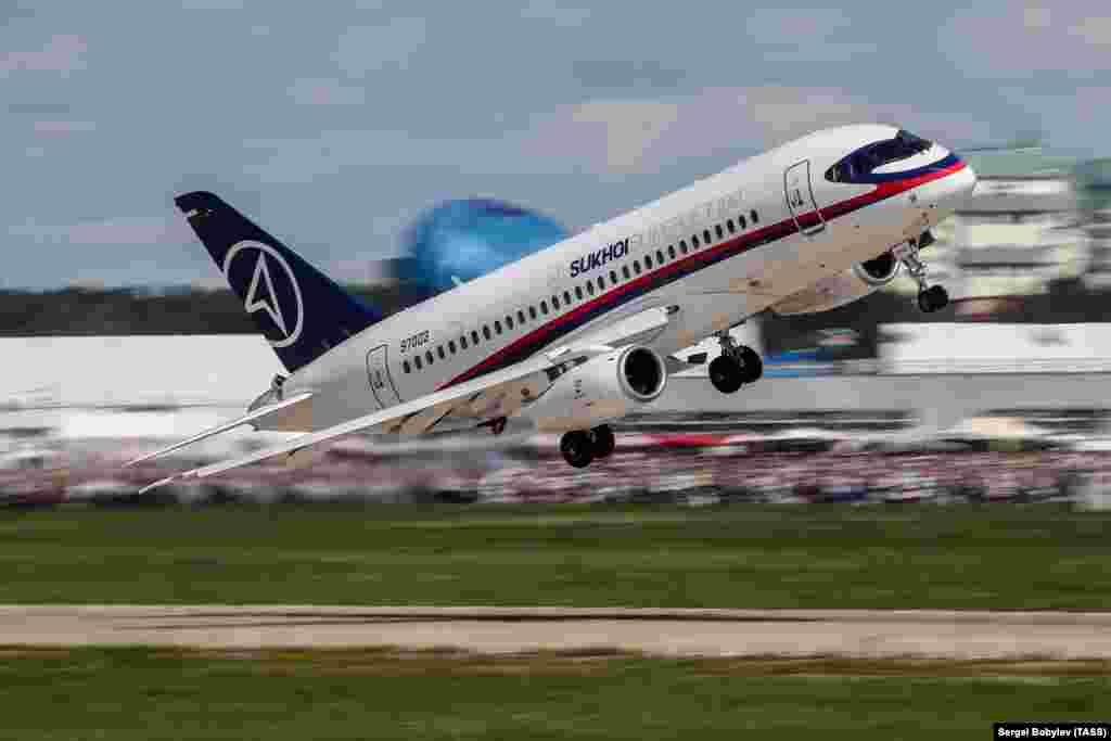 Un Superjet la altitudine joasă în timpul unui airshow de la Moscova. Până în 2015 modelul a fost considerat un proiect de succes, chiar dacă nu erau aşa de multe comenzi.