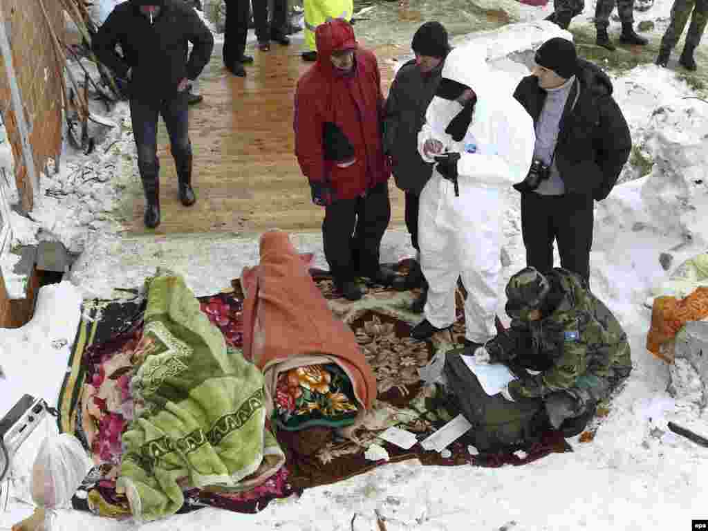 Spasilačke ekipe u Rastelici, 12.02.2012. Foto: EPA / Valdrin Xemaj
