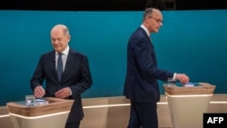 Olaf Scholz német kancellár (balra) és kihívója, Friedrich Merz választási vitája 2025. február 9-én