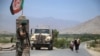 Një ushtar afgan duke kontrolluar një pikëkalim mes qyteteve në Afganistan.