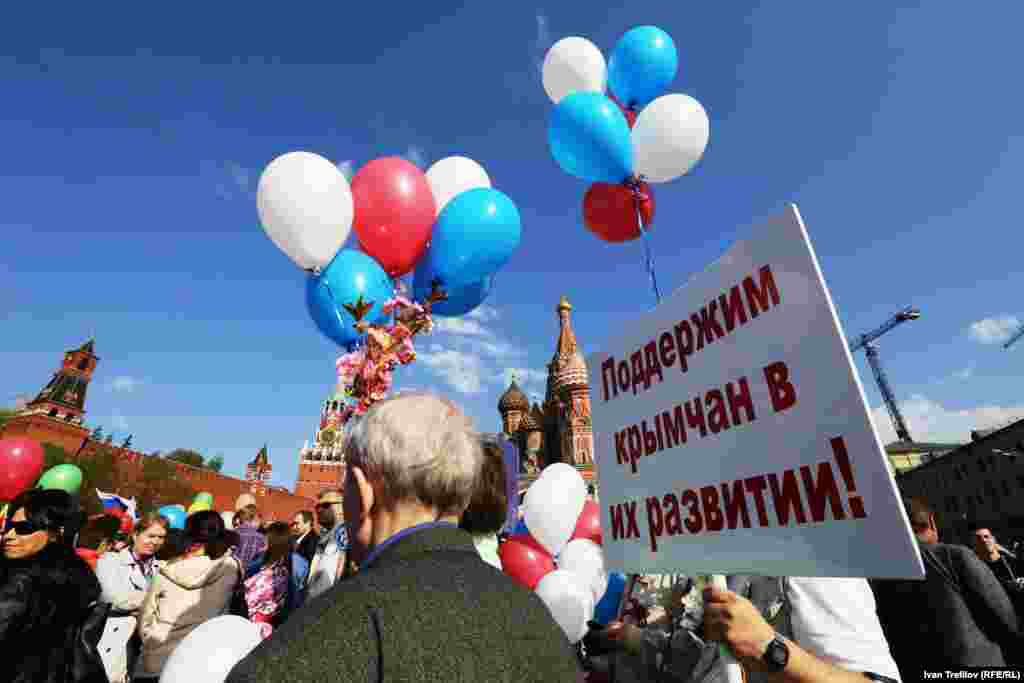Официальное первомайское шествие. Лозунги в поддержку политики России по аннексии Крыма 