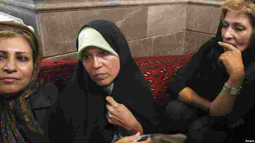 İran: Keçmiş prezident Əkbər Haşimi Rəfsəncaninin qızı Faezeh (mərkəzdə).