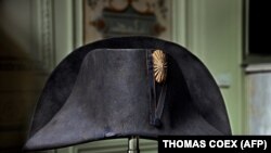 Napóleon híres sisakja Bruno Ledoux magángyűjteményének tárgyát képzi.