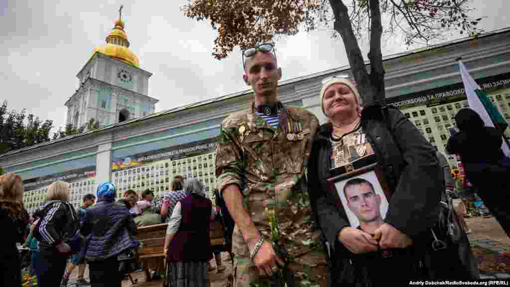Бойовий побратим Ігор Шемочек та Надія – мати загиблого Максима Харченка, воїна 42-го батальону територіальної оборони «Рух Опору» з добровольців Кіровоградської області. Хлопець загинув в Іловайському котлі
