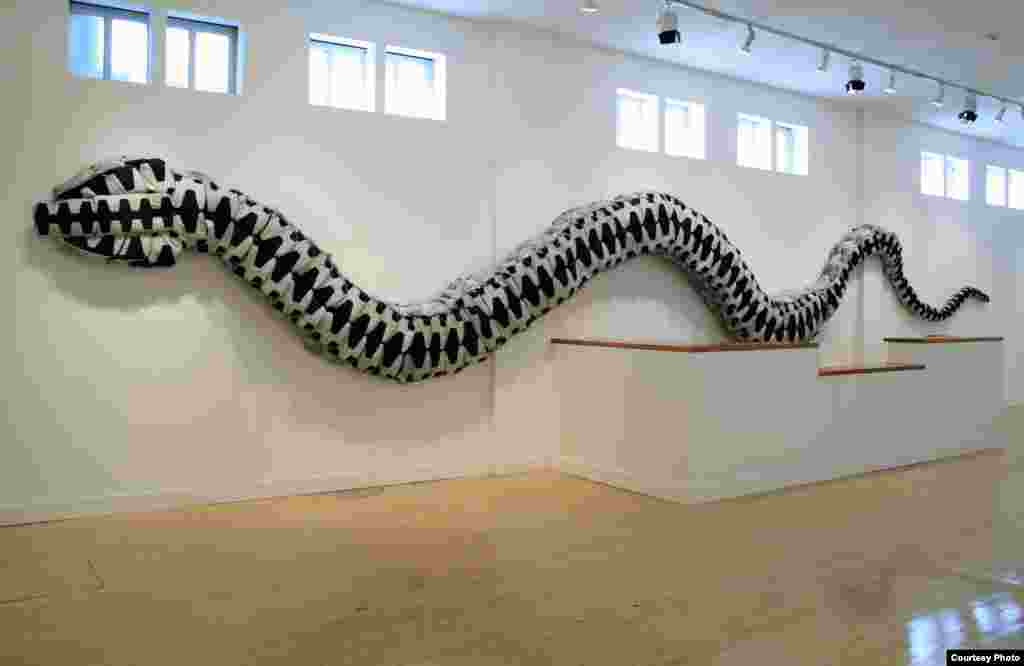 „Snake bag”, Palazzo Strozzi, Florența