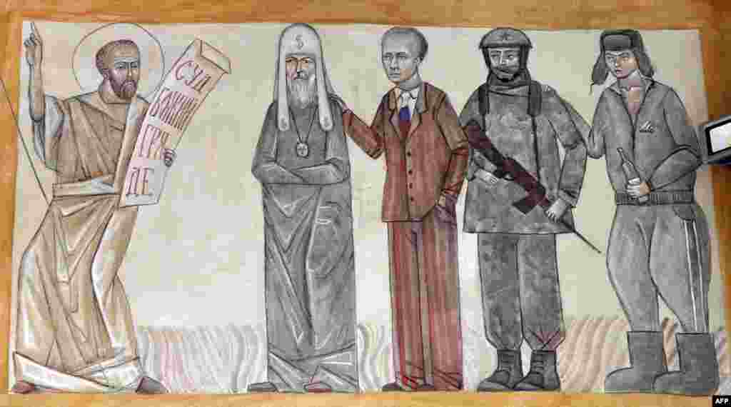 Ukraynanın kəndində kilsə divarı. Freskada Putinin "qiyamət günü" təsvir edilib