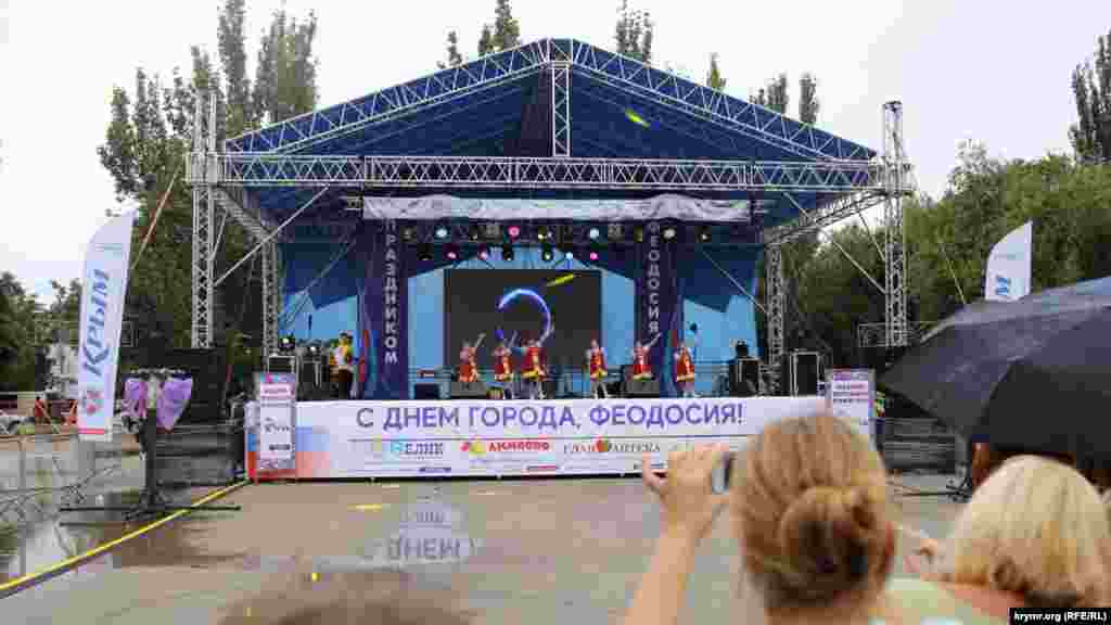 Як тільки дощ закінчився – глядачі почали збиратися на площі