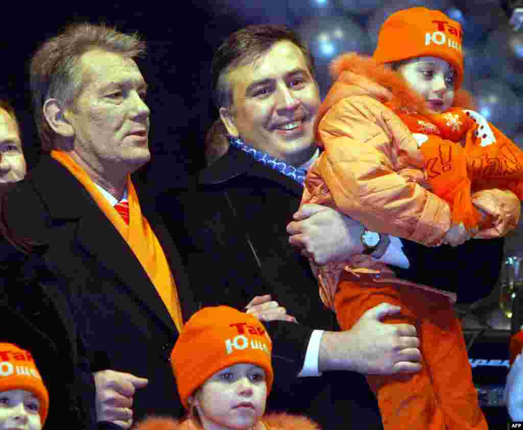Cu președintele ucrainean Viktor Iușcenko salutînd locuitorii Kievului, la 1 ianuarie 2005, în Piața Independenței la Kiev.