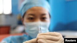 Koronavírus elleni vakcinát készítenek elő oltáshoz egy közösségi egészségügyi központban Qingdao-ban, a kínai Shandong tartományban, 2021. január 5-én
