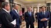 Marco Rubio (j) amerikai külügyminiszter és Szergej Lavrov orosz külügyminiszter (b2) a szaúd-arábiai rijádi Dirijah-palotában 2025. február 18-án