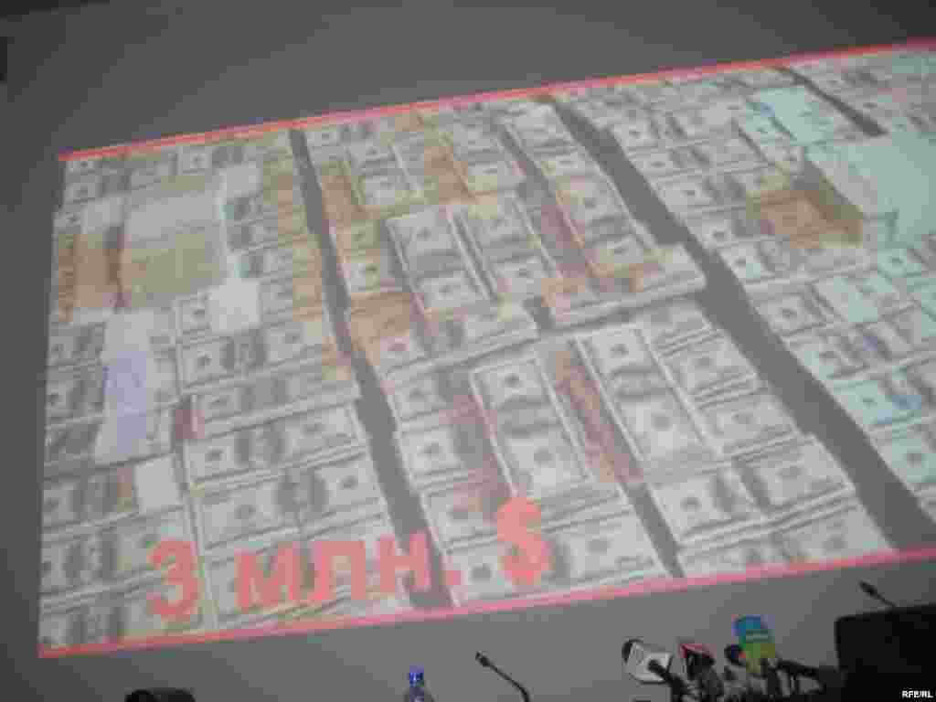 Kazakhstan – US dollars money allegedly belonged to Mukhtar Dzhakishev's blach foundation. Video by Kazakh KNB demonstrated to journalists. Astana, 1Jun2009 - Пачки долларов из якобы «черной кассы» Мухтара Джакишева. Видеосъемка КНБ. Астана, 1 июня 2009 года.