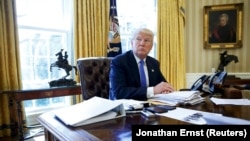 Президент США Дональд Трамп в Овальному кабінеті. Лютий 2017 року
