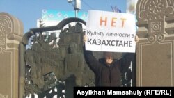 Журналист Сергей Дуванов жалғыз адамдық наразылық акциясын өткізіп тұр. Алматы қаласы, 24 қараша 2016 жыл.