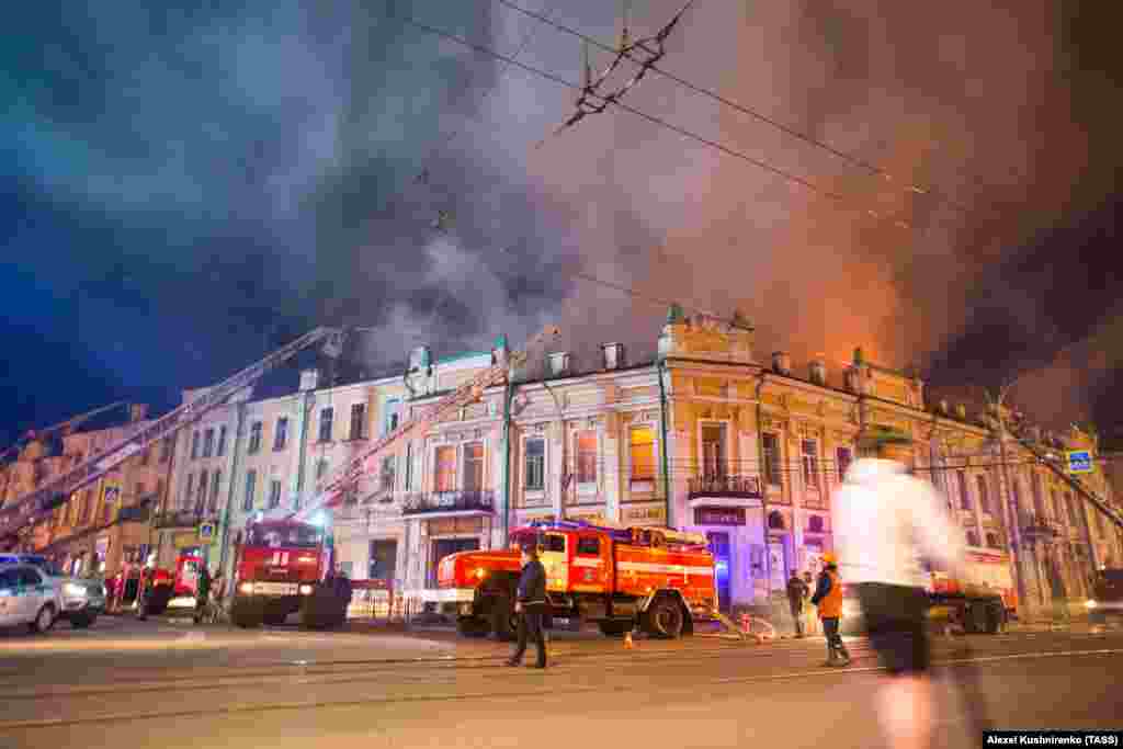 Противпожарните екипи се борат со пожарот во историска зграда во Иркутск, Сибир, на 13 мај.