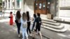 Imagine de arhivă din prima zi a a examenelor de Bacalaureat, în 2022, la un liceu din București.