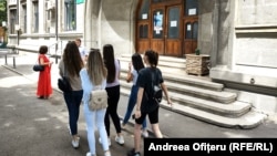 Imagine de arhivă din prima zi a a examenelor de Bacalaureat, în 2022, la un liceu din București.