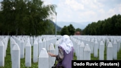 Forcat serbe të Bosnjës vranë mbi 8,000 burra dhe djem myslimanë në Srebrenicë. Vrasjet u njohën si gjenocid nga Gjykata Ndërkombëtare e Drejtësisë në Hagë.