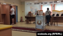 Избирательный участок в минской школе.