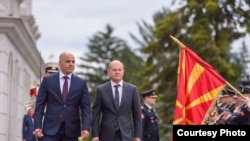 Kryeministri i Maqedonisë së Veriut Dimitar Kovacevski dhe kancelari gjerman, Olaf Scholz.
