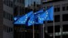 Uniós zászlók az Európa Tanács épülete előtt Brüsszelben 2020. augusztus 21-én