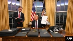 ABŞ-nyň prezidenti wezipesine girişen Donald Tramp Ak tamda ilkinji kararlaryna gol çekýär.