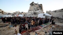 Myslimanët palestinezë marrin pjesë në namazin e Fitër Bajramit në Xhabalia, në veri të Rripit të Gazës, 30 mars.
