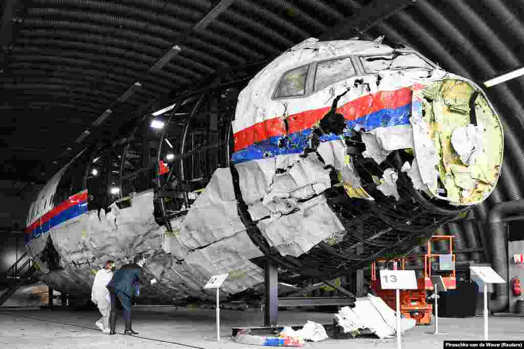 Advokati pregledavaju rekonstruiranu olupinu leta MH17 Malaysia Airlinesa u zrakoplovnoj bazi Gilze-Rijen u Holandiji 26. maja. 