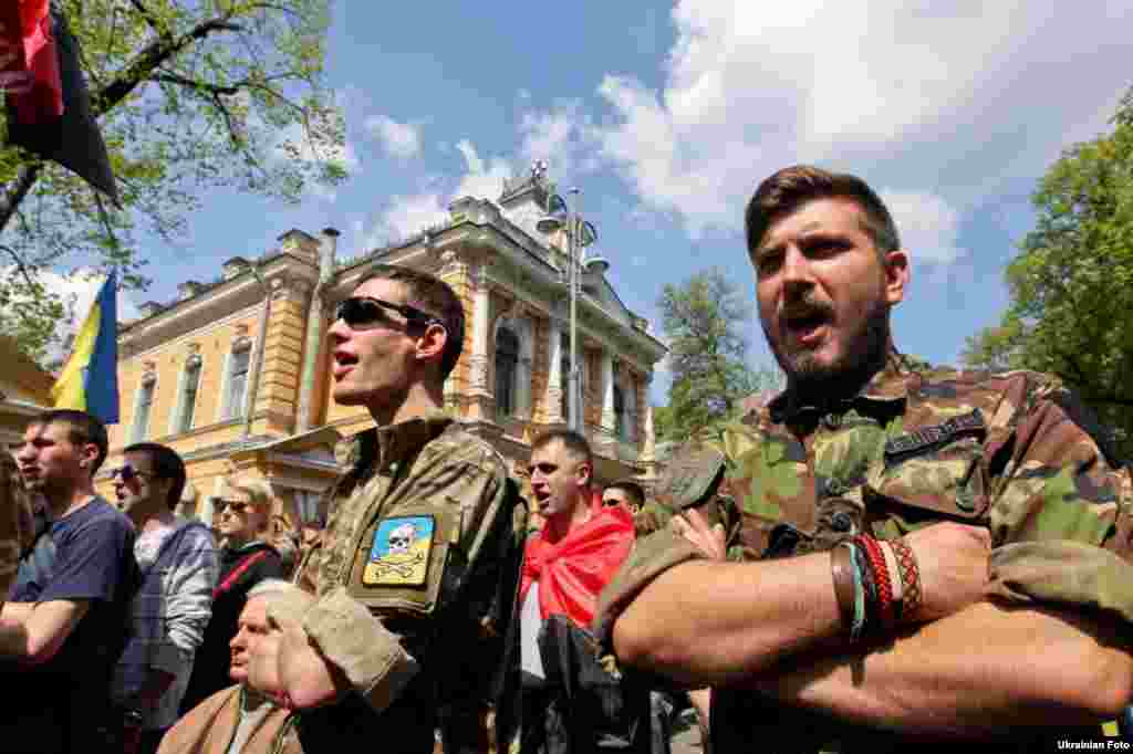 Понад три сотні активістів «Правого сектора» вимагали біля будівлі Адміністрації президента роз'яснити ситуацію з блокування бази батальйону в Дніпропетровській області, Київ, 29 квітня 2015 року