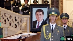 جسد صفر مراد نيازاف که عنوان ترکمن باشي ، رهبر ترکمن ها را براي خود برگزيده بود پيش از تشیيع جنازه در تابوت رو بازي در کاخ رياست قرار گرفته بود.