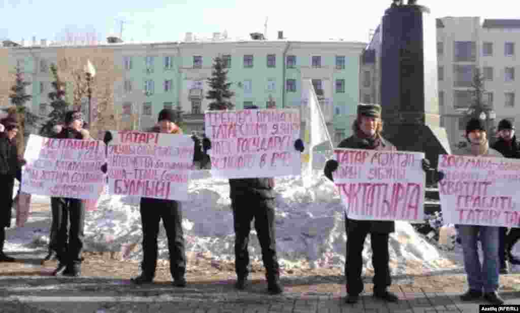 "Азатлык" татар яшьләре берлеге Тукай һәйкәле янында пикет уздыра, Казан, 19 февраль 2012