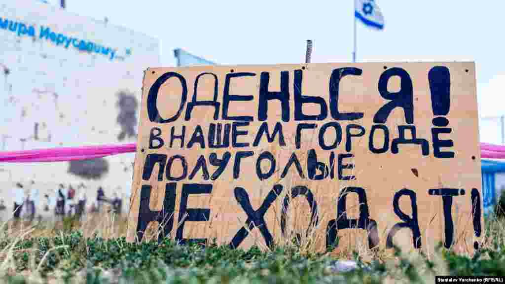 До такої кількості туристів місто явно не звикло. Це видно як по якості обслуговування, так і по незвично низьким цінам відразу за межами фестивального містечка.