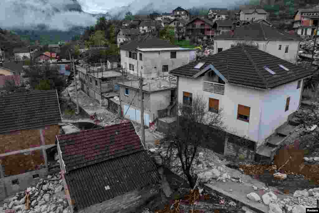 Bosnjë e Hercegovina u përball me reshje shiu dhe rrëshqitje të dheut të enjten dhe të premten. 