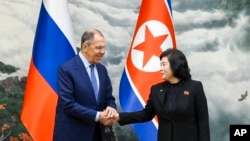 Ministrul rus de externe Serghei Lavrov (s), stânga, și ministrul nord-coreean de externe Choe Son Hui (d) își strâng mâna în timpul întâlnirii lor de la Phenian, Coreea de Nord.