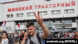 Минск трактор зауытының алдына жиналған наразылар.