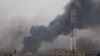 Fumul gros se ridică deasupra orașului Khan Younis, din sudul Fâșiei Gaza, după puternice lovituri aeriene israeliene. 10 decembrie 2023. REUTERS
