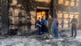 Глава Дагестана Сергей Меликов осматривает сожженную синагогу после теракта