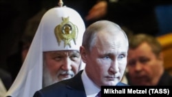 Президент России Владимир Путин (справа) и Московский патриарх Кирилл. Москва, 31 января 2019 года