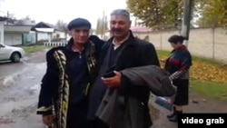 Политзаключеный Мурод Джураев (слева) в день освобождения из тюрьмы. Чирчик, 12 ноября 2015 года. 