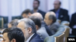 نامه ۵۷ اقتصاد دان از يک ضعف چشمگير رنج می برد و آن اين که در آن گناه انحطاط اقتصادی کشور عمدتا به محمود احمدی نژاد و سياست های او نسبت داده شده است.