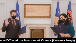 Kryetari i ri i KQZ-së, Kreshnik Radoniqi duke bërë betimin para presidentes, Vjosa Osmani. 