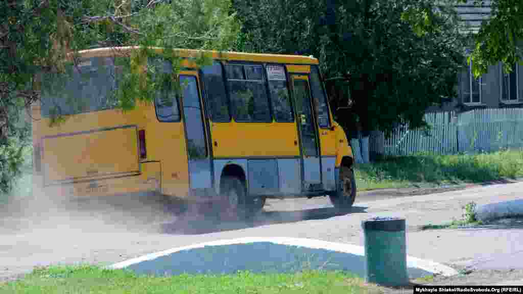 В селище ходить три маршрутні таксі – з Одеси, Татарбунар і Білгорода-Дністровського. Кожне ходить раз на день, і місцеві мешканці сподіваються, що влітку деякі будуть ходити не тільки вранці, але і ввечері.