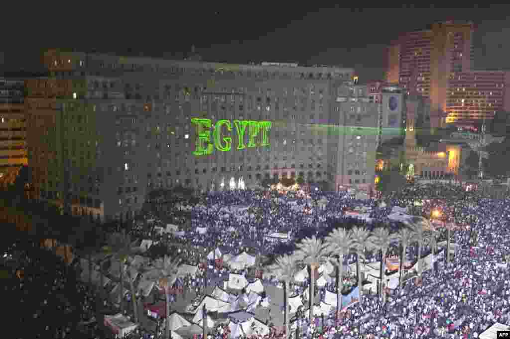 Demonstranti zahtevaju odlazak predsednika Morsija na trgu Tahrir dok je laserskim znakom na zgradi ispisano "Egipat"