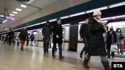 По думи на математика на Националния оперативен щаб за борба с коронавируса Николай Витанов през следващите седмици се очаква плавно покачване на дневния брой на новорегистрираните случаи.