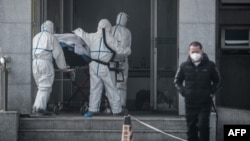 Китай: хворі і лікарі одягнені в спеціальний «противірусний» одяг, 18 січня 2020 року