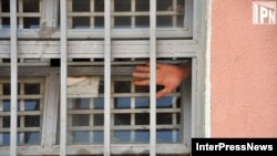 В обнародованном сегодня отчете омбудсмена говорится в первую очередь о необходимости перевода заключенных с первого этажа на верхние, а потом и о скорейшем закрытии данного учреждения