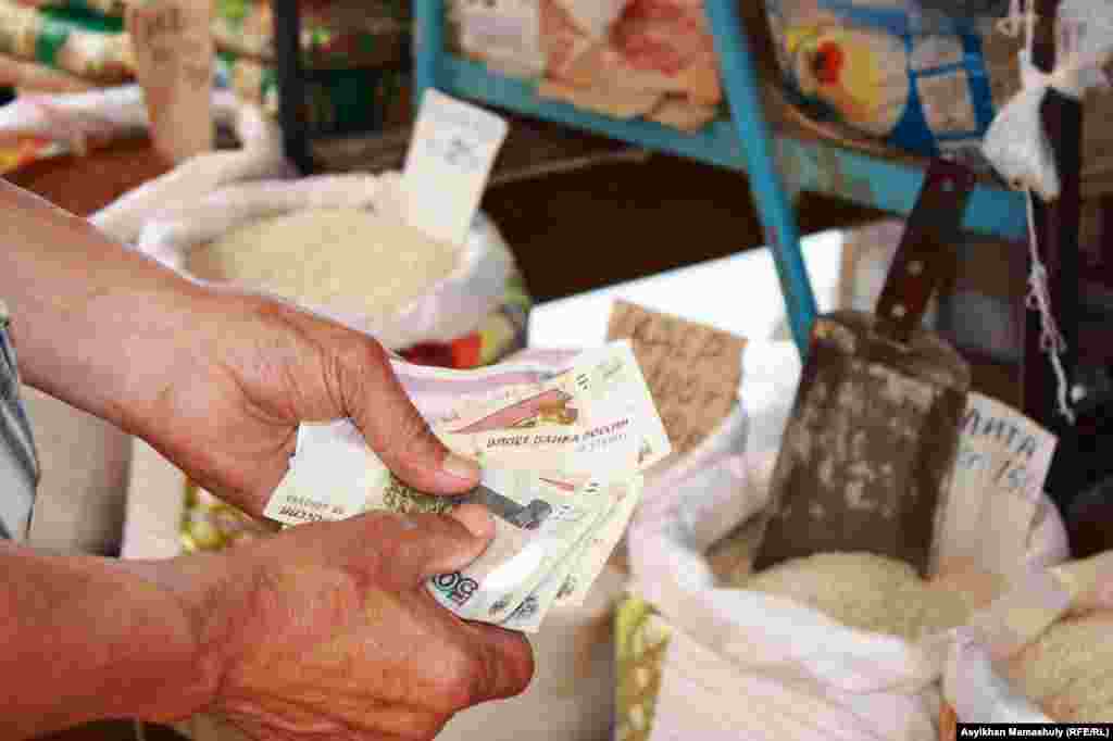 Төретам базарындағы қолданыстағы ақша. Мұнда теңгемен қатар Ресей рублі де қолданылады. 
