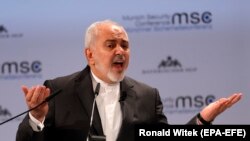 د ایران د بهرنیو چارو وزیر محمد جواد ظریف مونیځ کنفرانس کې د خبرو پرمهال