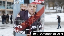 Pancarte la Lviv cu figurile lui Ihor Kolomoiski și Vladimir Zelenski, 8 februarie 2019